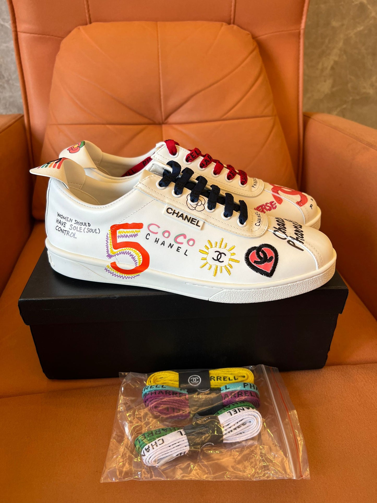 Zapatillas con grafiti de edición limitada Chanel x Pharrell