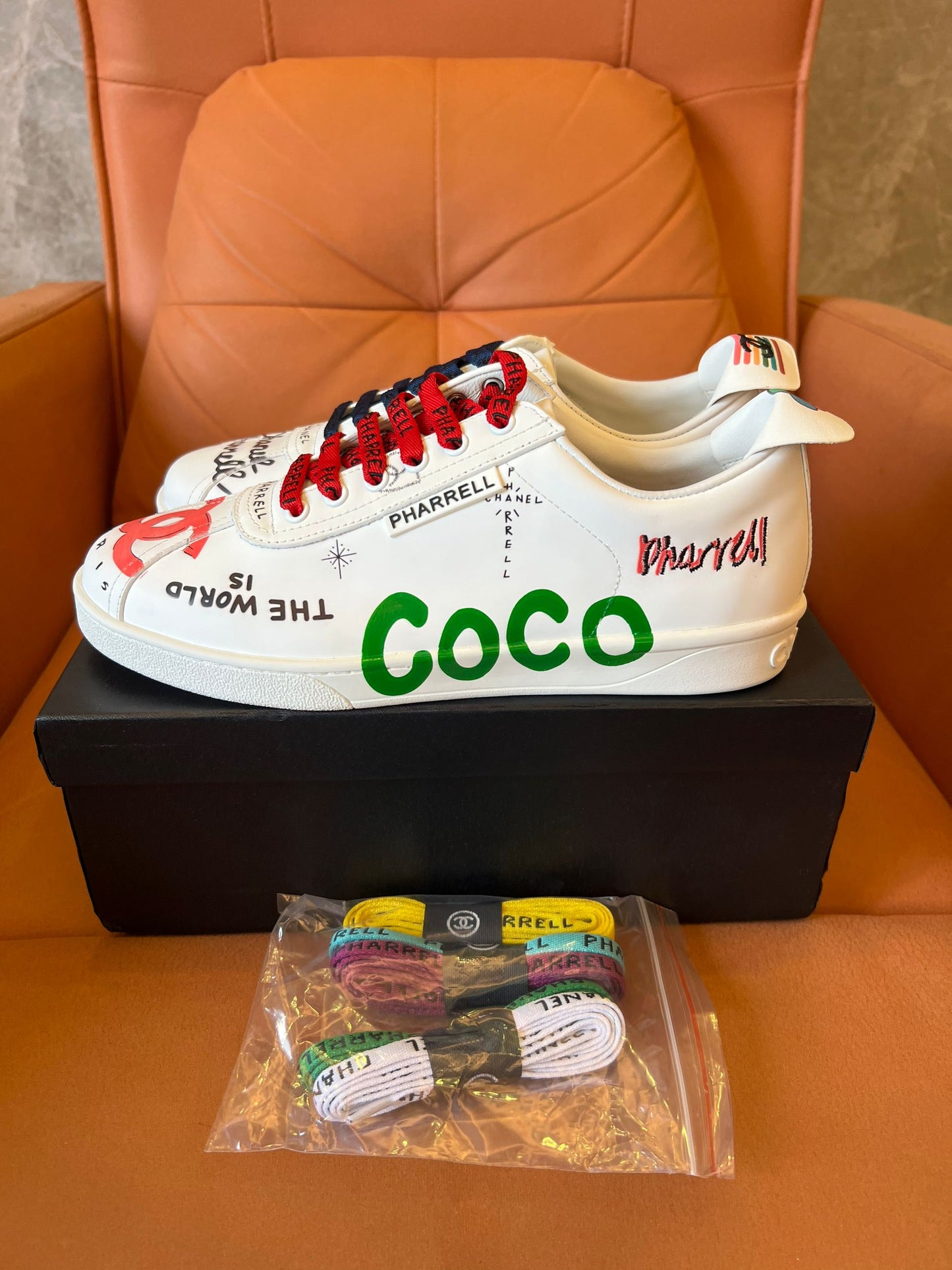 Zapatillas con grafiti de edición limitada Chanel x Pharrell