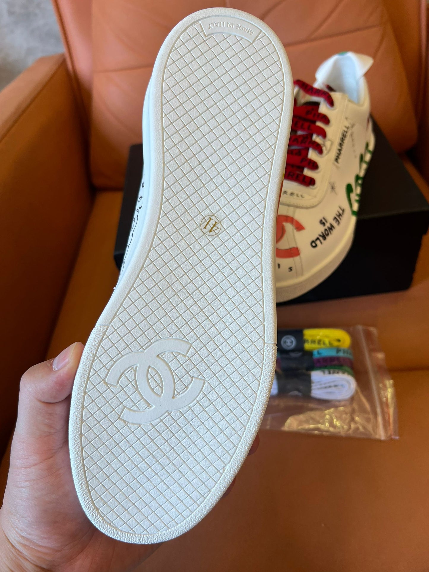 Zapatillas con grafiti de edición limitada Chanel x Pharrell
