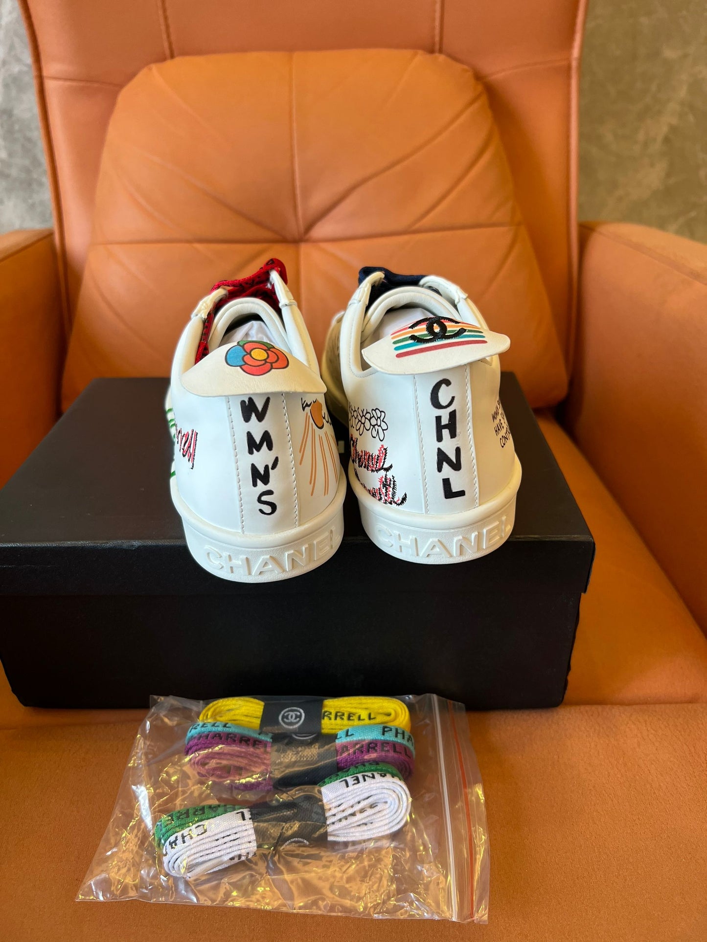 Zapatillas con grafiti de edición limitada Chanel x Pharrell