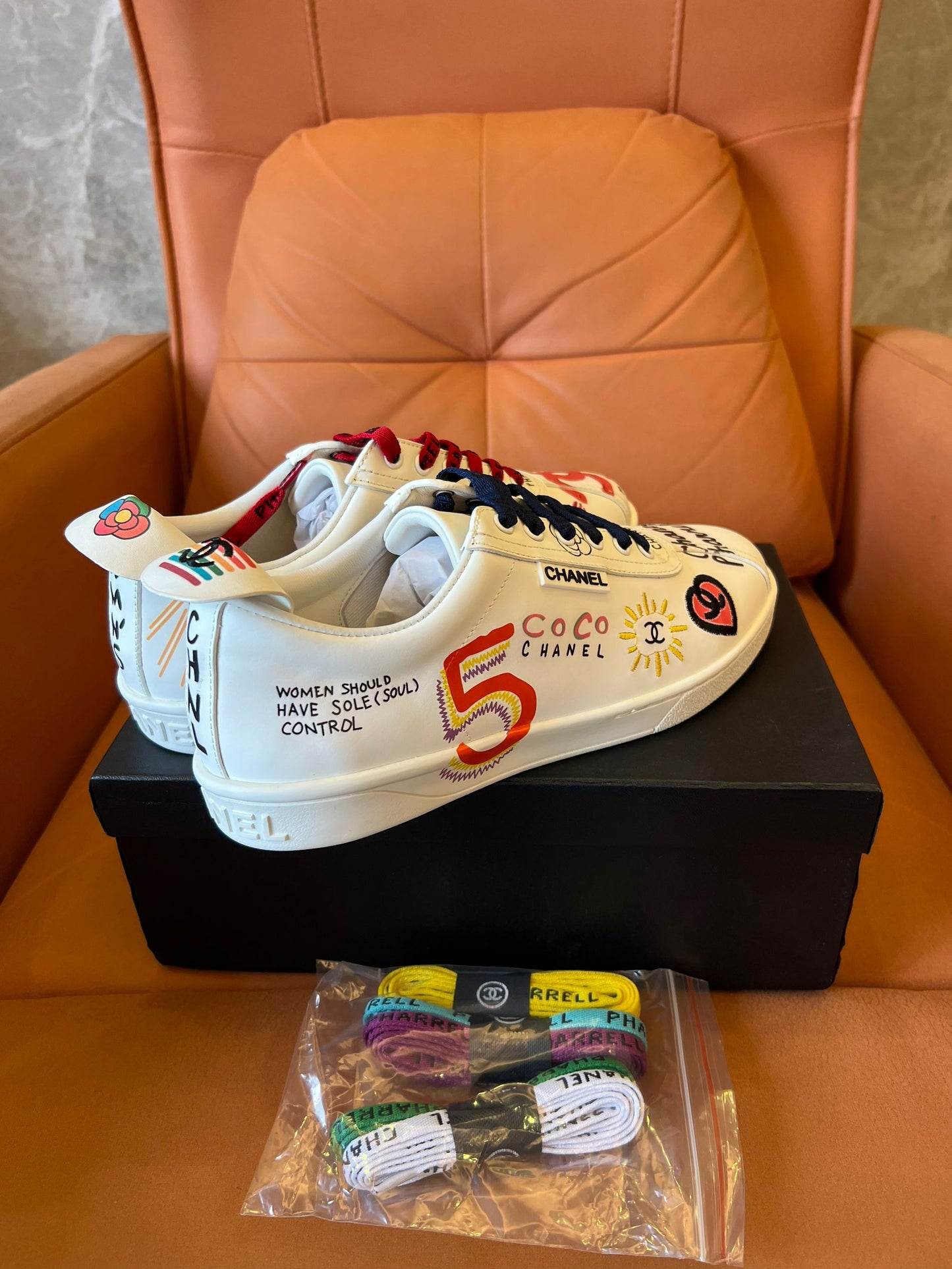Zapatillas con grafiti de edición limitada Chanel x Pharrell