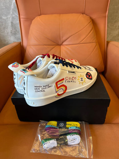 Zapatillas con grafiti de edición limitada Chanel x Pharrell
