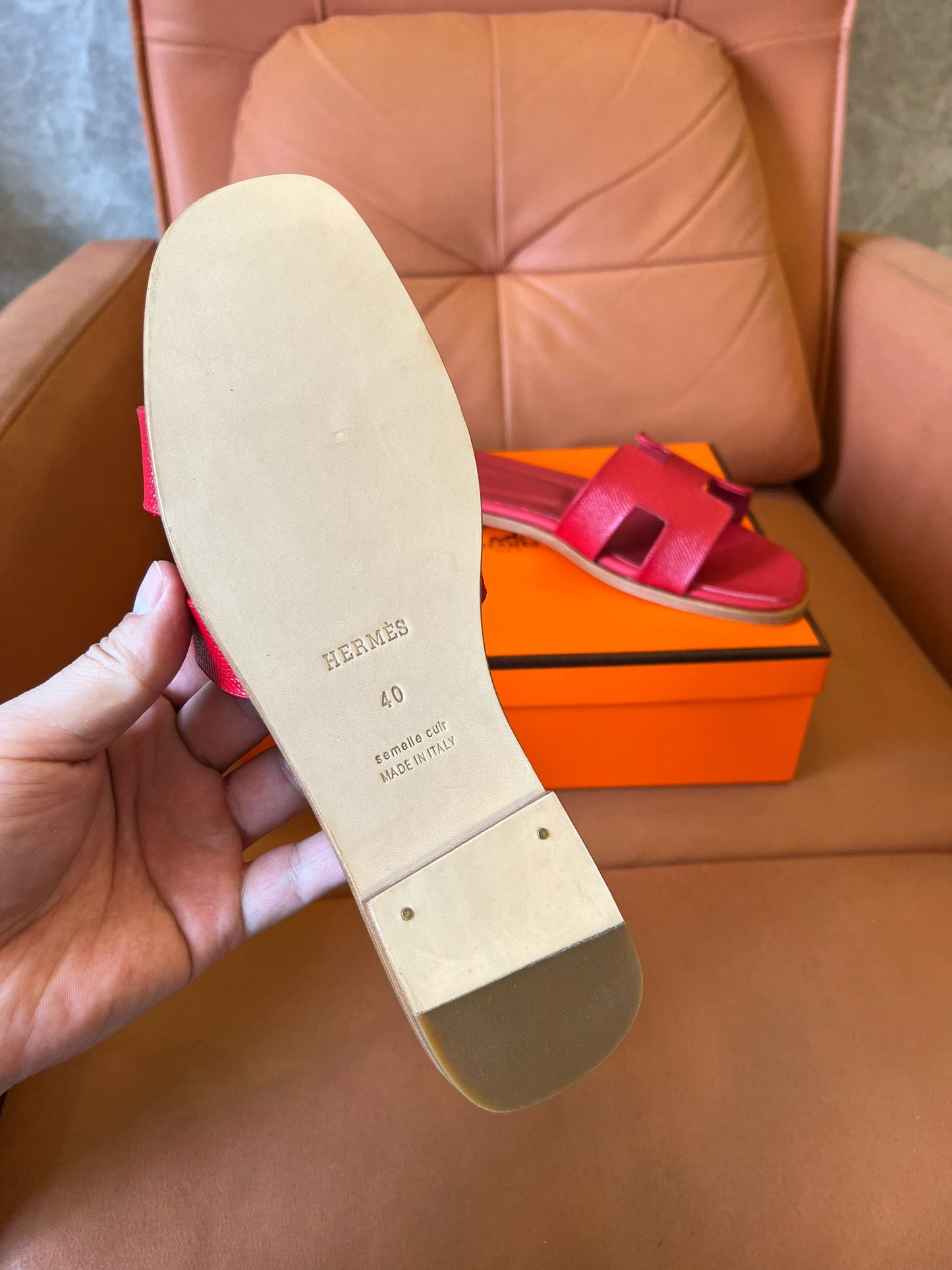 Chinelos Hermès Oran em couro rouge
