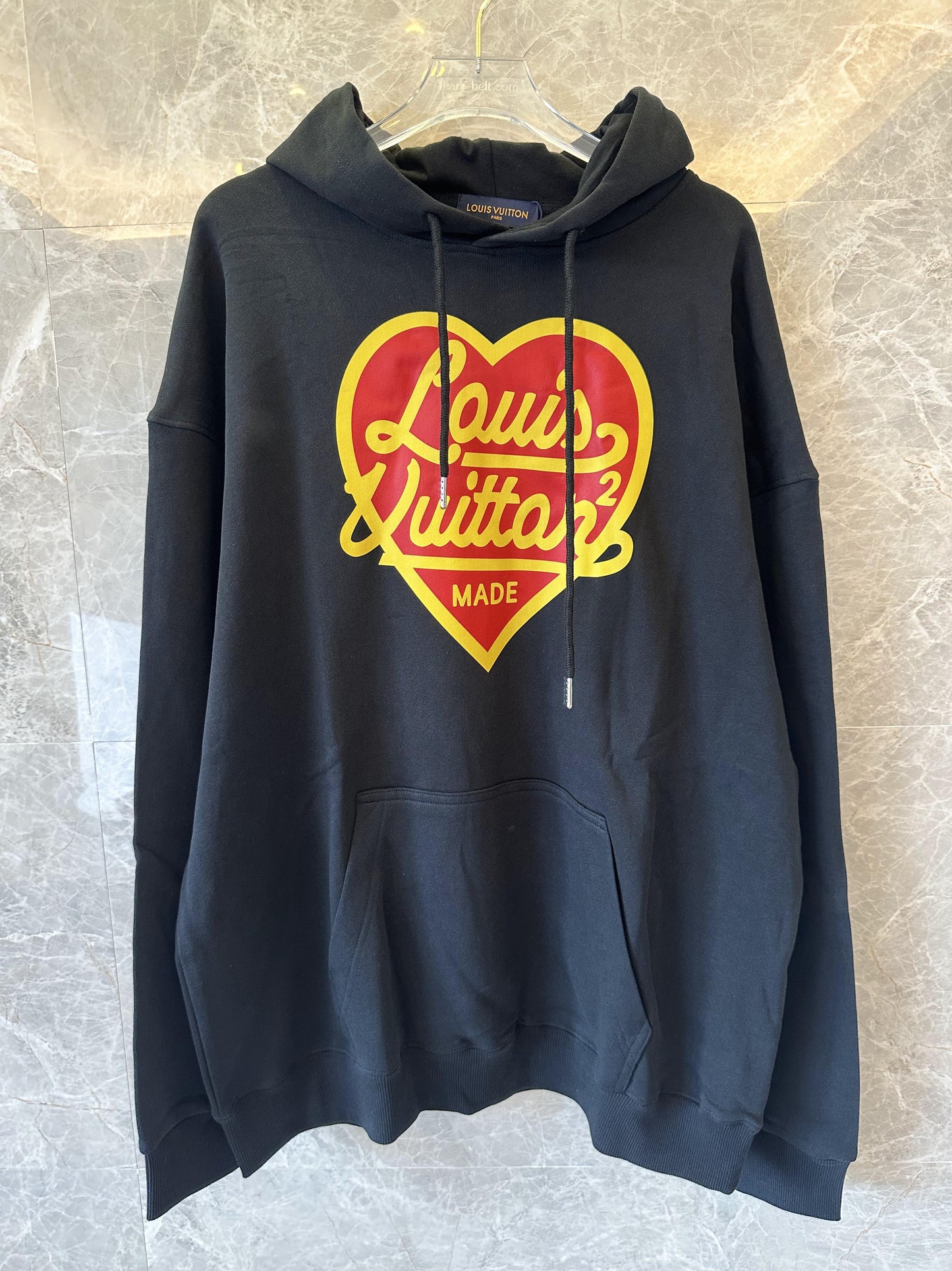 Sudadera con capucha Louis Vuitton con logotipo de corazón negro: diseño gráfico llamativo en rojo y amarillo
