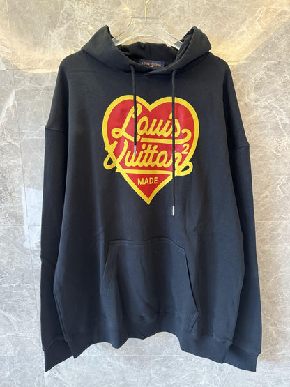 Sudadera con capucha Louis Vuitton con logotipo de corazón negro: diseño gráfico llamativo en rojo y amarillo