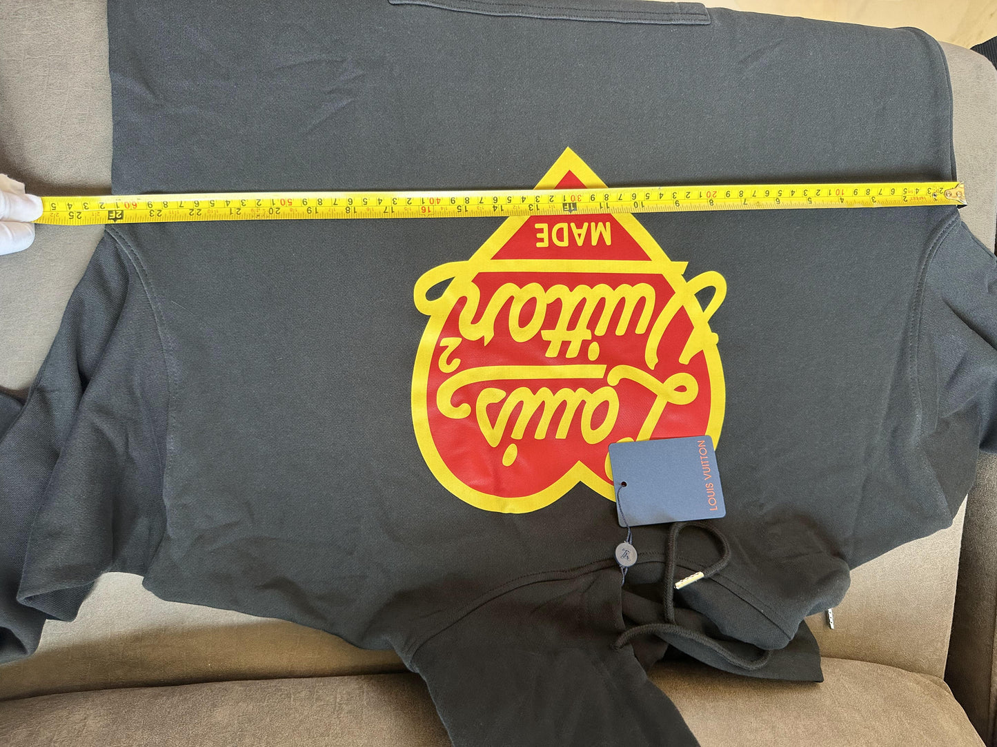 Sudadera con capucha Louis Vuitton con logotipo de corazón negro: diseño gráfico llamativo en rojo y amarillo