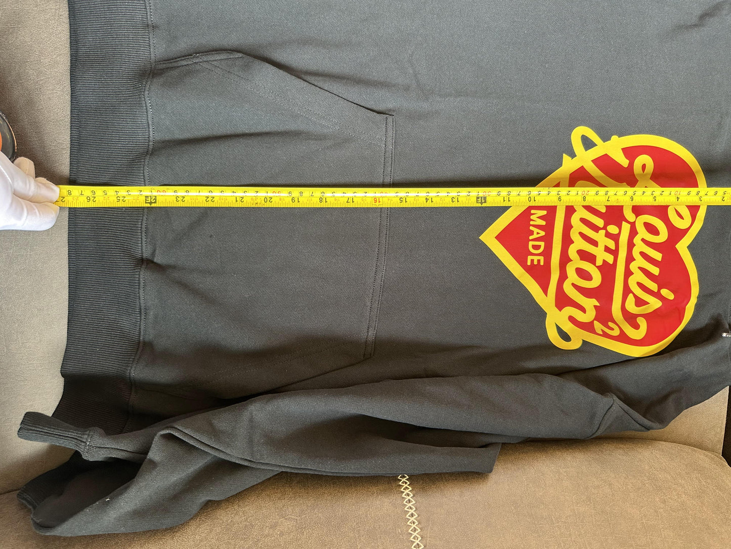 Sudadera con capucha Louis Vuitton con logotipo de corazón negro: diseño gráfico llamativo en rojo y amarillo