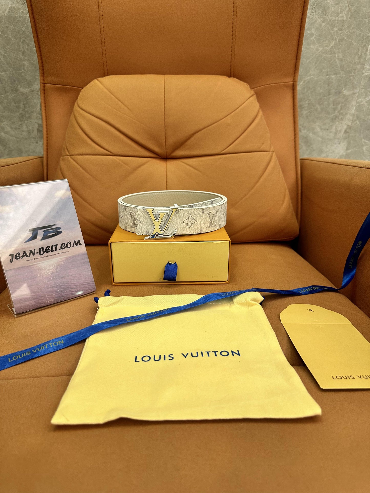 Cinturón blanco con monograma de Louis Vuitton y hebilla LV plateada