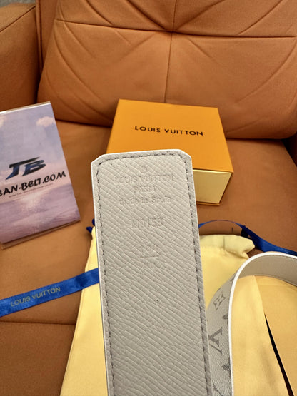 Cinturón blanco con monograma de Louis Vuitton y hebilla LV plateada