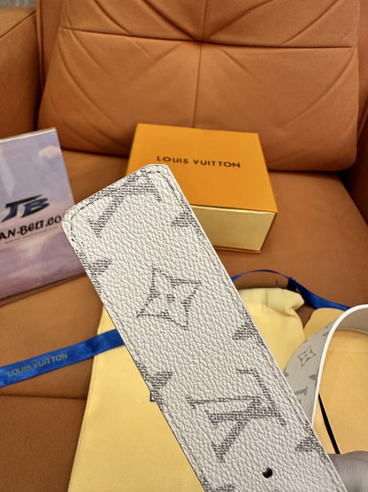 Cinturón blanco con monograma de Louis Vuitton y hebilla LV plateada