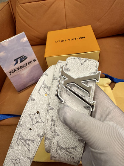 Cinturón blanco con monograma de Louis Vuitton y hebilla LV plateada