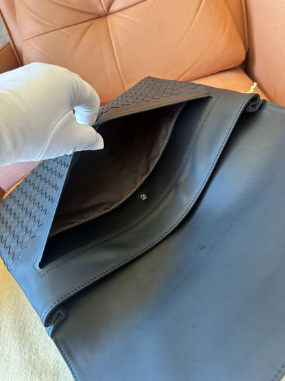 Bottega Veneta Mala de Mão Clutch em Pele Preta e Malha