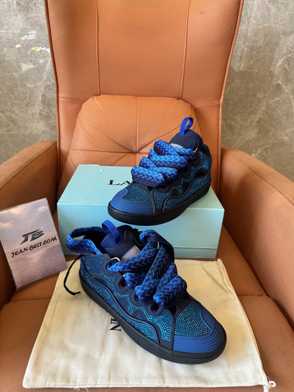 Tênis Lanvin Curb azul com detalhes em strass