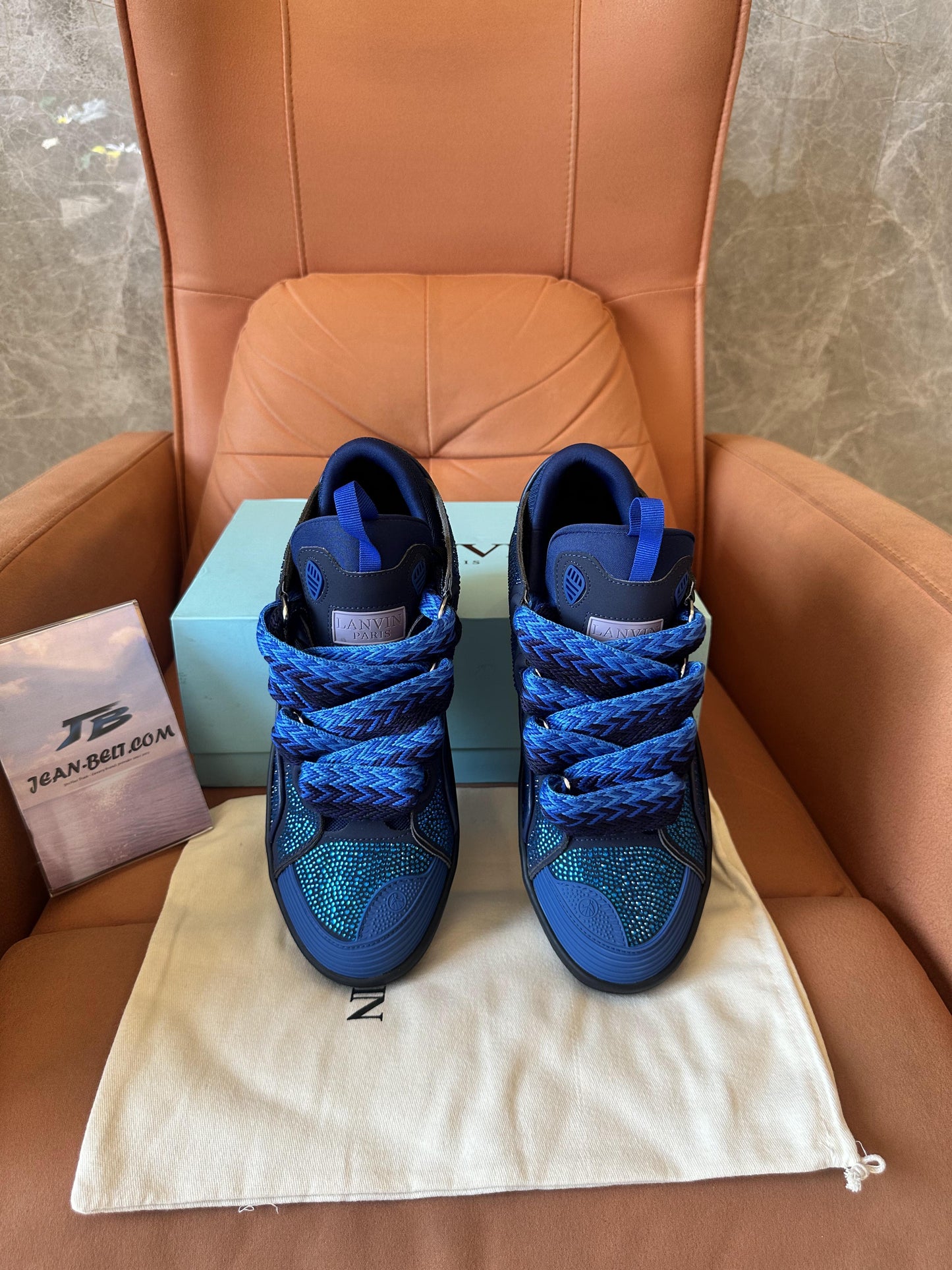 Tênis Lanvin Curb azul com detalhes em strass