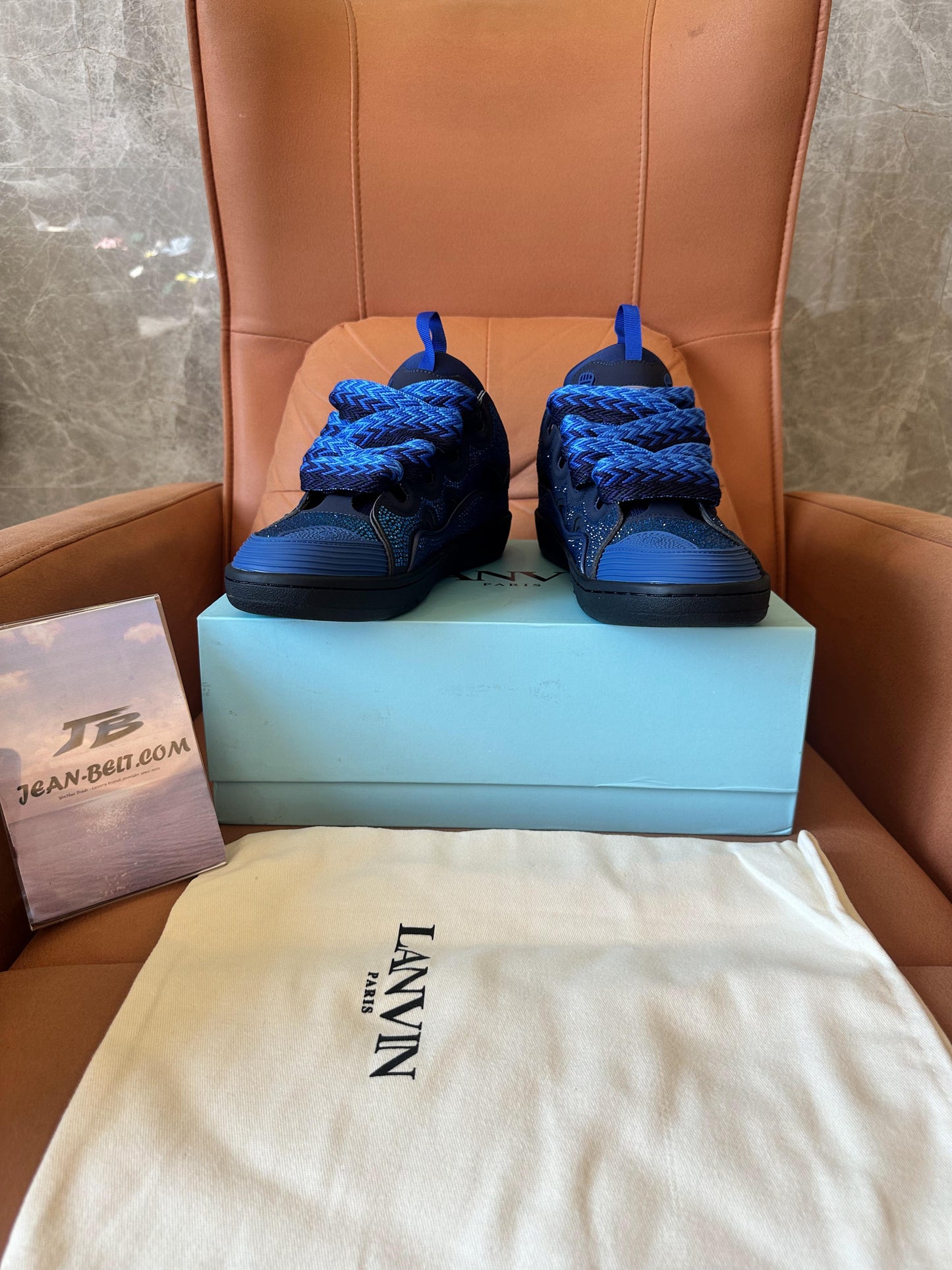 Tênis Lanvin Curb azul com detalhes em strass