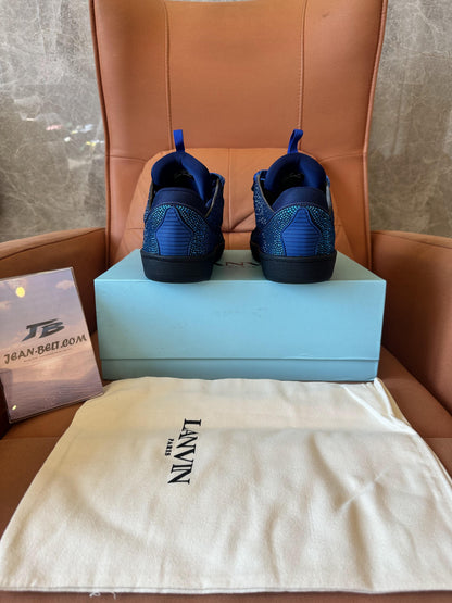 Tênis Lanvin Curb azul com detalhes em strass