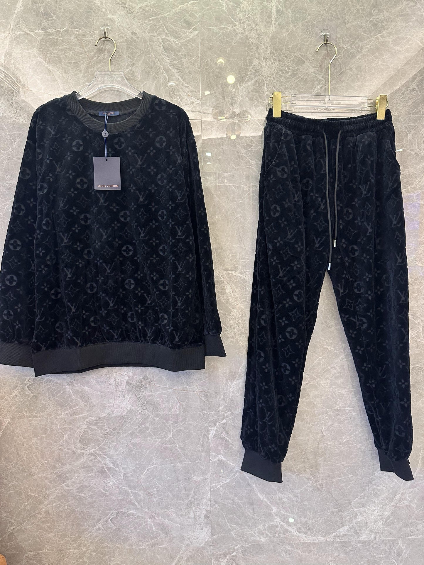 Conjunto de moletom e calça de moletom de veludo com monograma Louis Vuitton