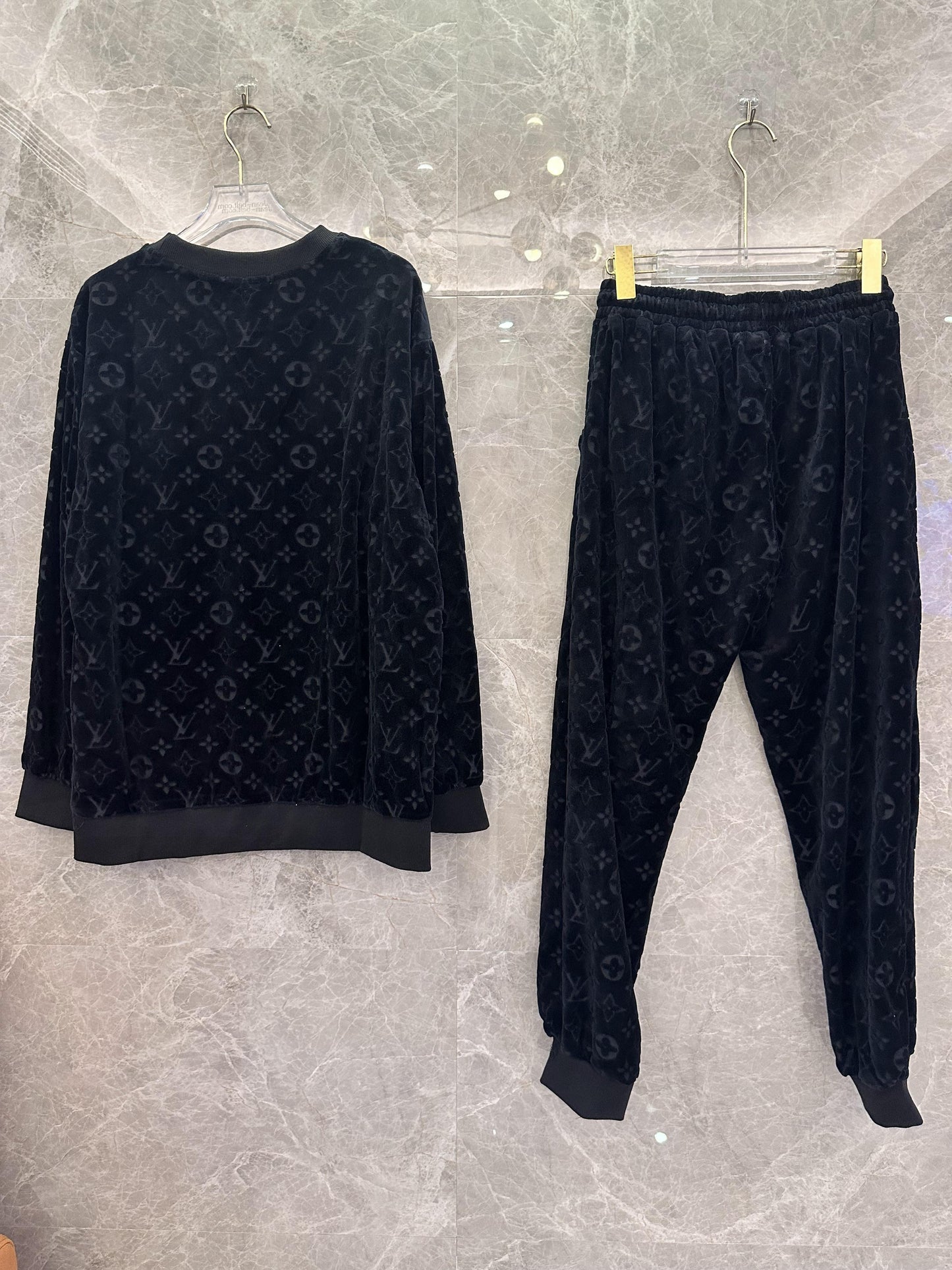 Conjunto de moletom e calça de moletom de veludo com monograma Louis Vuitton