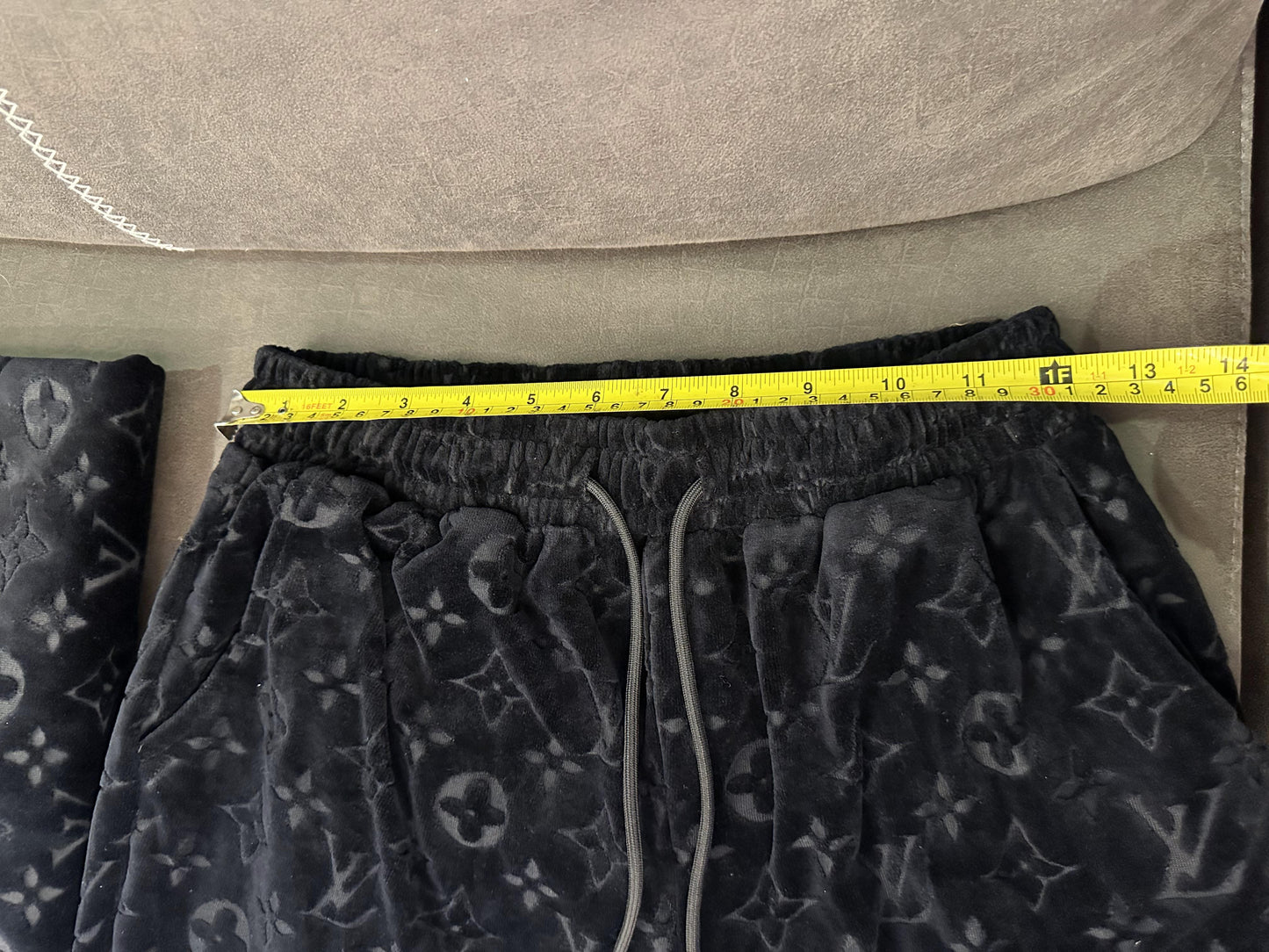 Conjunto de moletom e calça de moletom de veludo com monograma Louis Vuitton