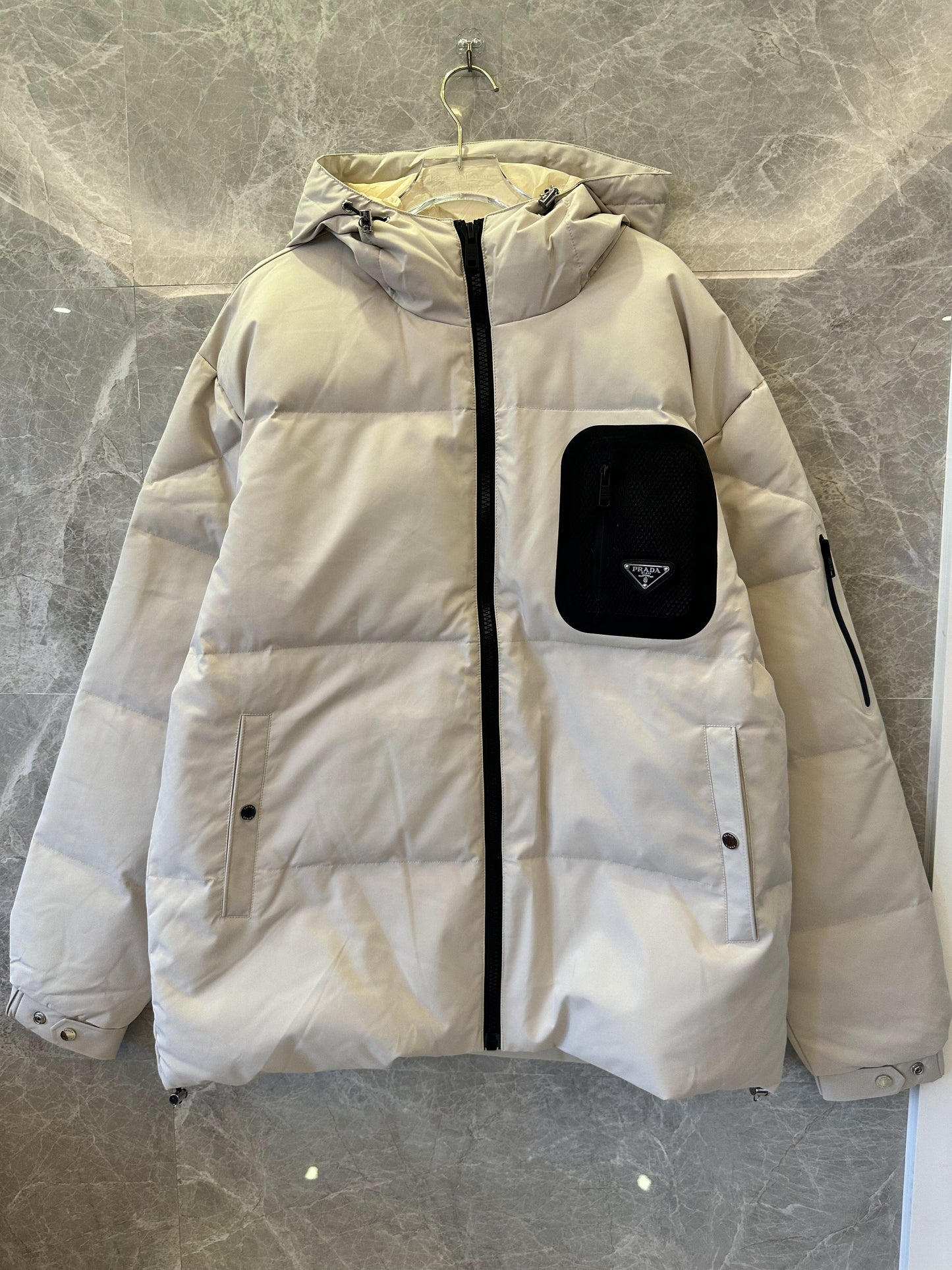 Chaqueta acolchada clásica con capucha beige de Prada y detalle de logotipo negro