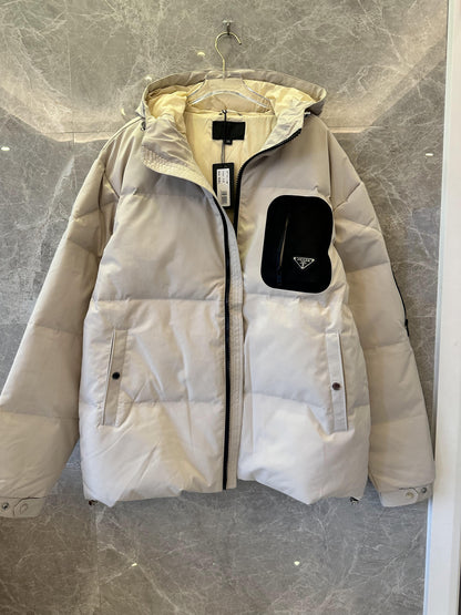 Chaqueta acolchada clásica con capucha beige de Prada y detalle de logotipo negro