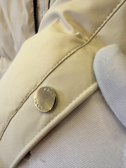 Chaqueta acolchada clásica con capucha beige de Prada y detalle de logotipo negro