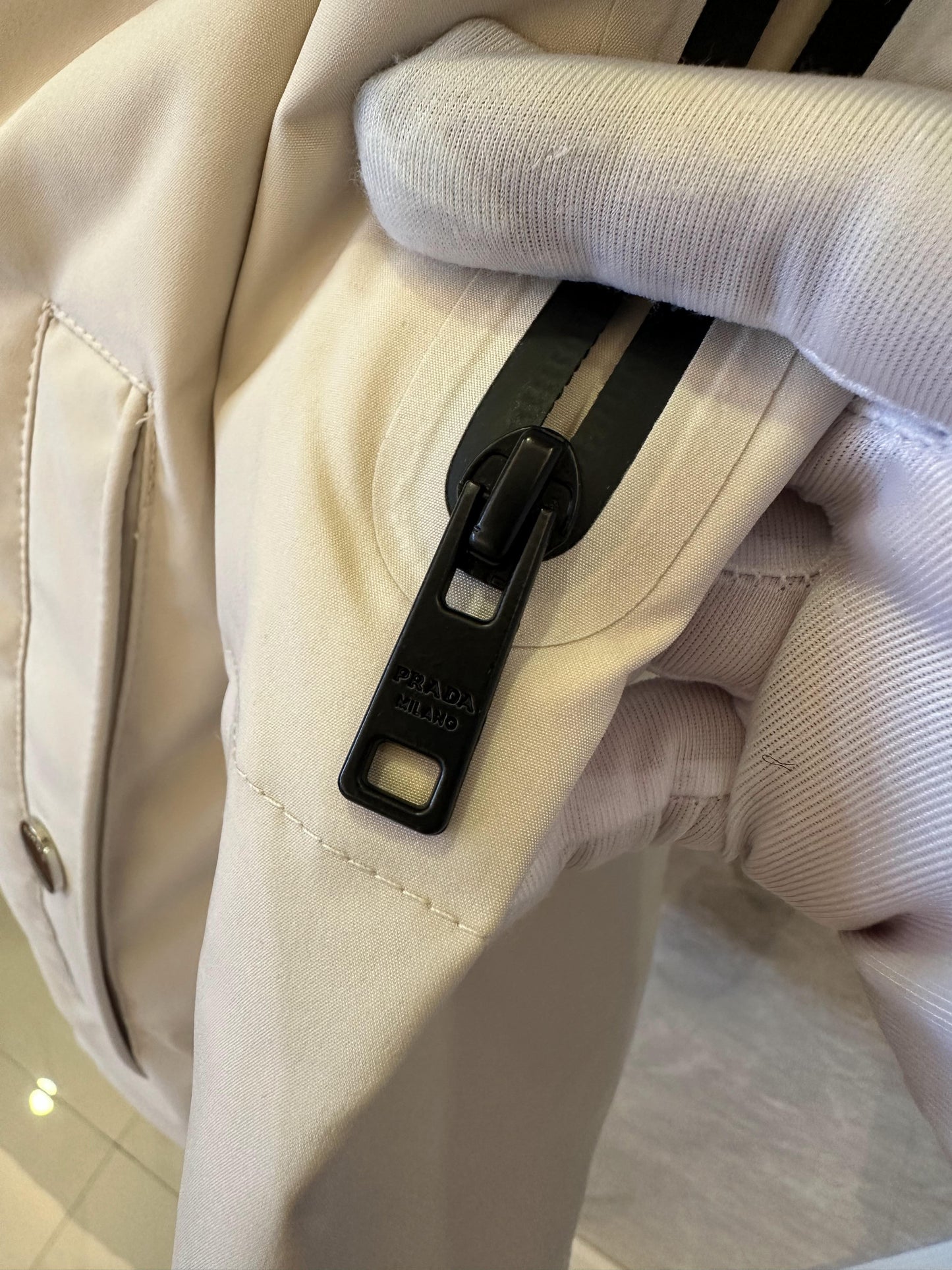 Chaqueta acolchada clásica con capucha beige de Prada y detalle de logotipo negro