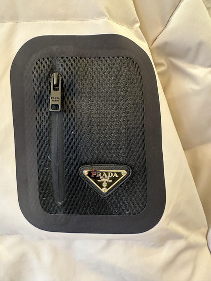 Chaqueta acolchada clásica con capucha beige de Prada y detalle de logotipo negro