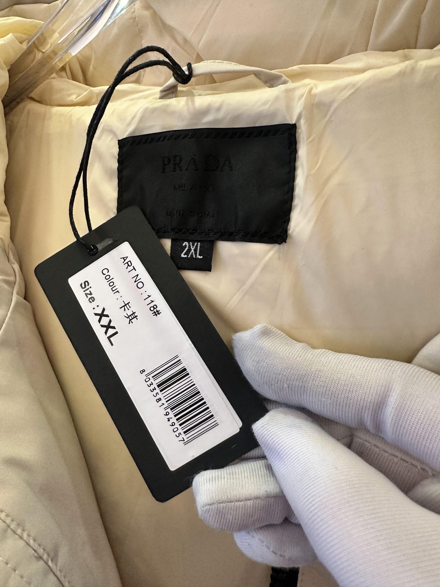 Chaqueta acolchada clásica con capucha beige de Prada y detalle de logotipo negro