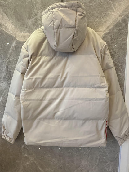 Chaqueta acolchada clásica con capucha beige de Prada y detalle de logotipo negro