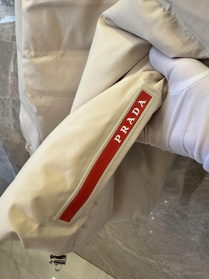 Chaqueta acolchada clásica con capucha beige de Prada y detalle de logotipo negro