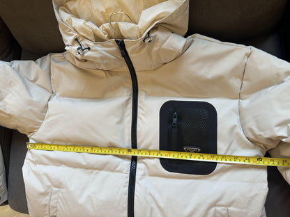Chaqueta acolchada clásica con capucha beige de Prada y detalle de logotipo negro