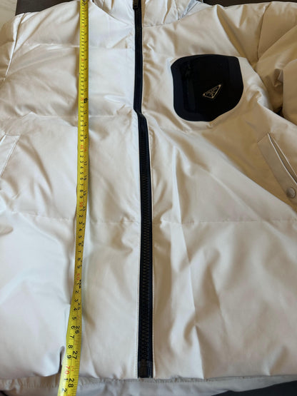 Chaqueta acolchada clásica con capucha beige de Prada y detalle de logotipo negro