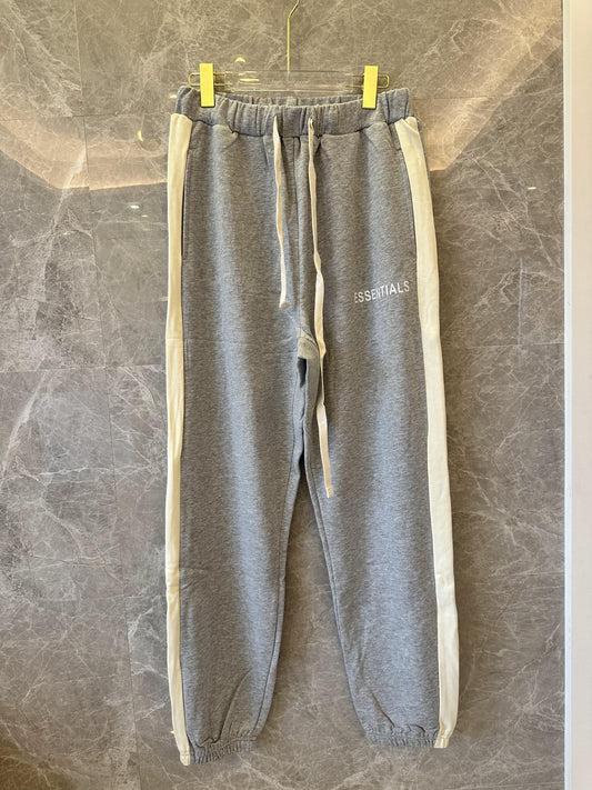Pantalones deportivos grises Essentials con raya lateral color marfil