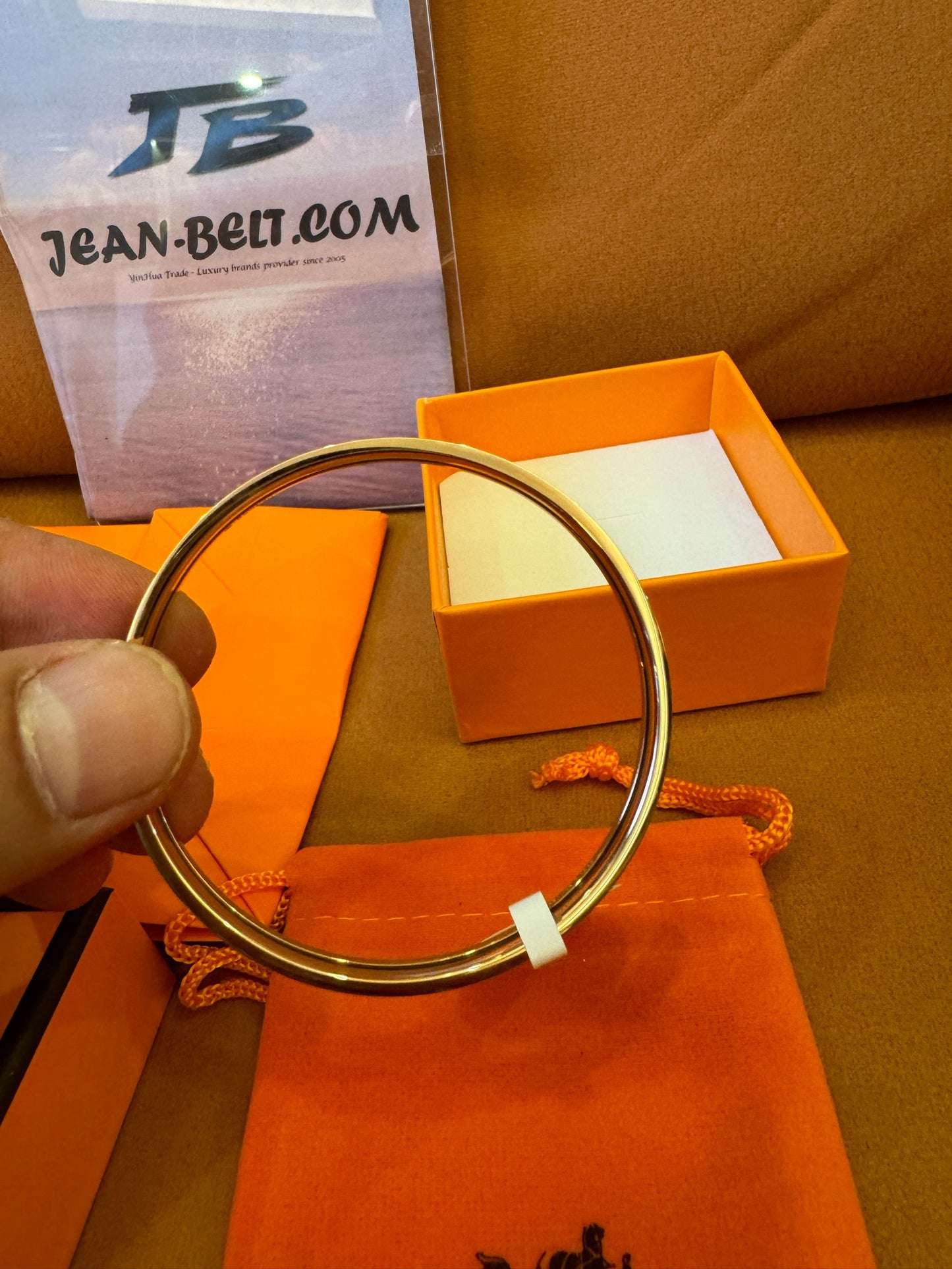 Brazalete de esmalte Hermes Sellier con detalles dorados