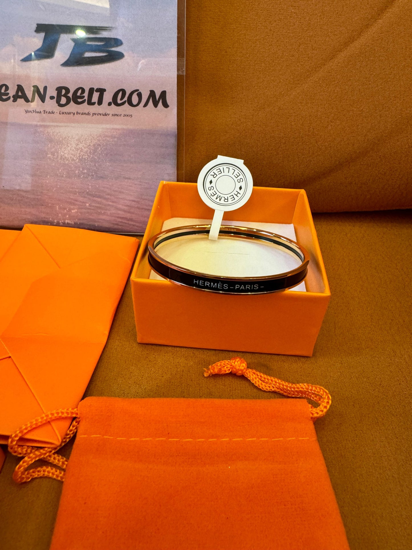 Brazalete de esmalte Hermes Sellier con detalles dorados