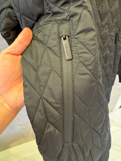 Chaqueta acolchada negra de Prada con detalle de logotipo rojo