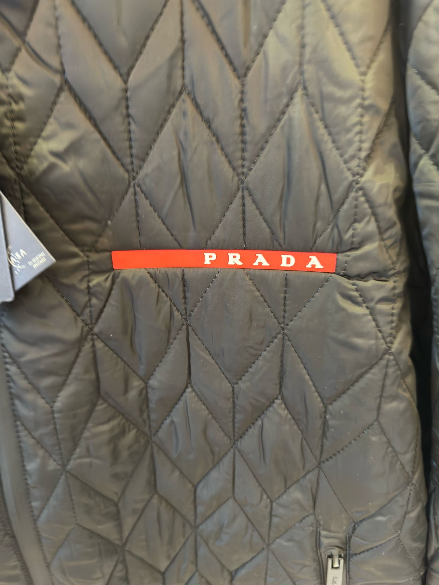 Chaqueta acolchada negra de Prada con detalle de logotipo rojo