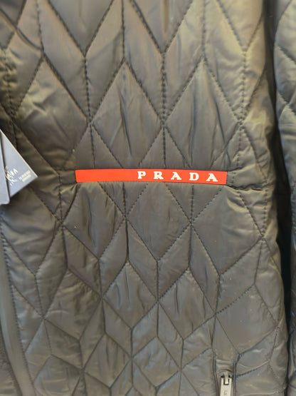 Chaqueta acolchada negra de Prada con detalle de logotipo rojo