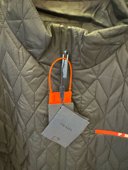 Chaqueta acolchada negra de Prada con detalle de logotipo rojo