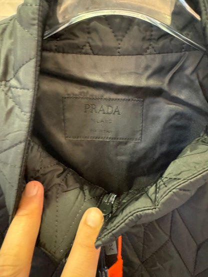 Chaqueta acolchada negra de Prada con detalle de logotipo rojo