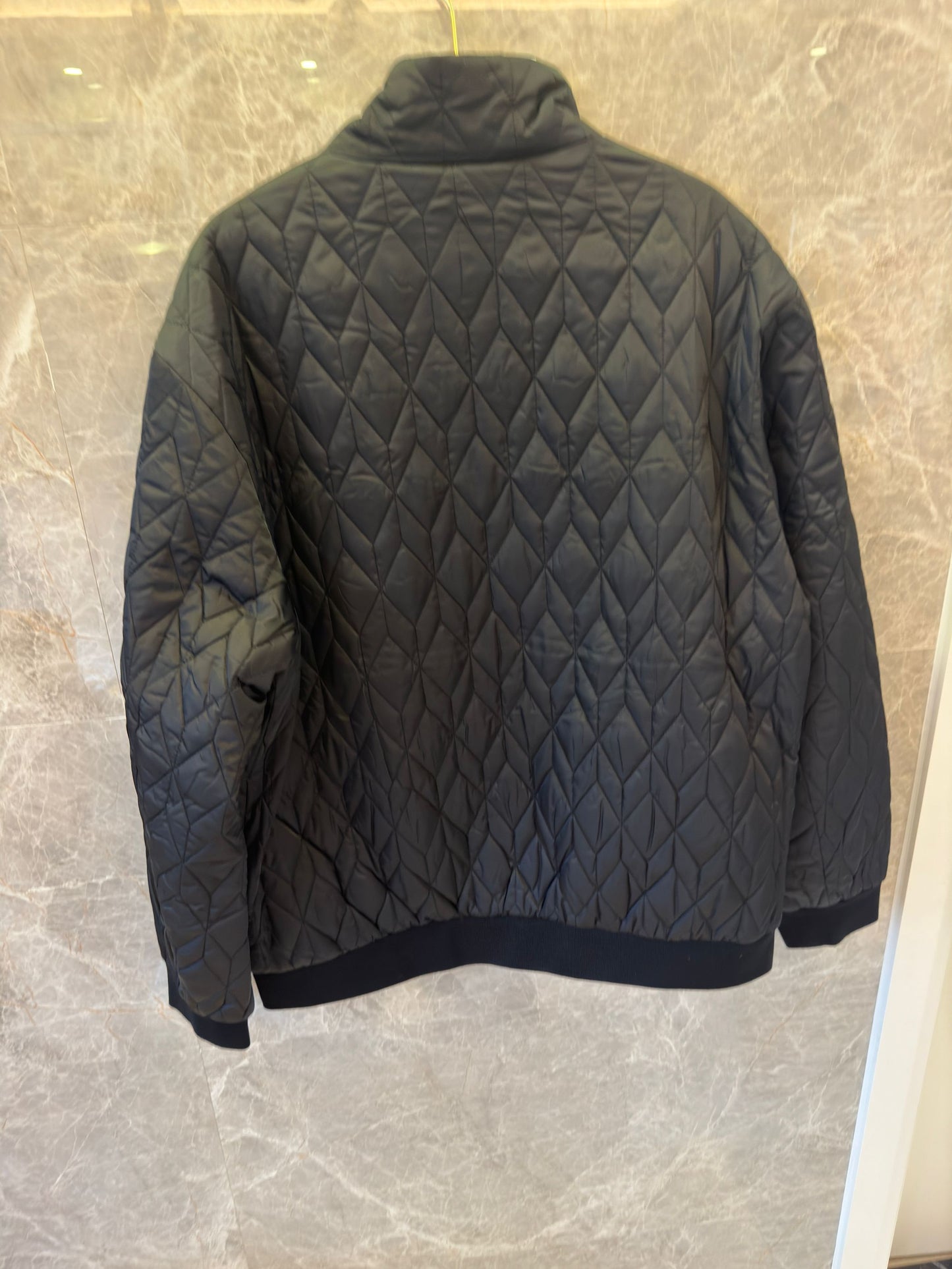 Chaqueta acolchada negra de Prada con detalle de logotipo rojo