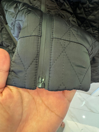 Chaqueta acolchada negra de Prada con detalle de logotipo rojo