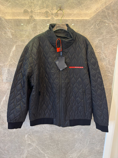 Chaqueta acolchada negra de Prada con detalle de logotipo rojo