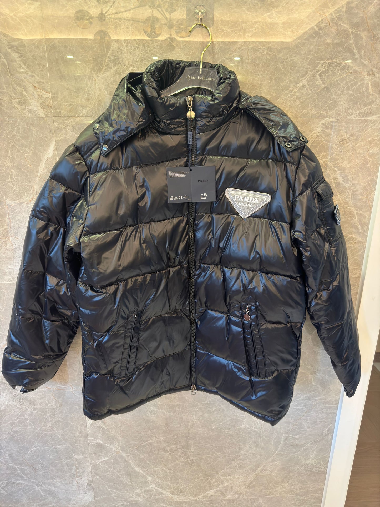 Chaqueta acolchada negra brillante de Prada con diseño de capucha
