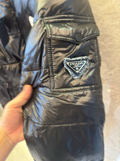 Chaqueta acolchada negra brillante de Prada con diseño de capucha