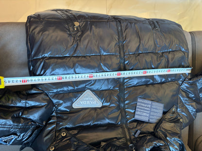Chaqueta acolchada negra brillante de Prada con diseño de capucha