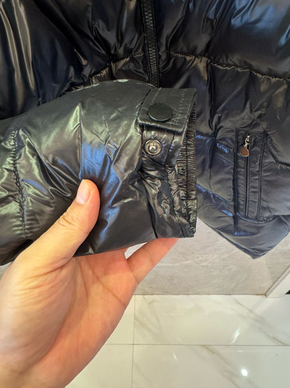 Chaqueta acolchada negra brillante de Prada con diseño de capucha