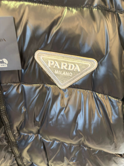 Chaqueta acolchada negra brillante de Prada con diseño de capucha
