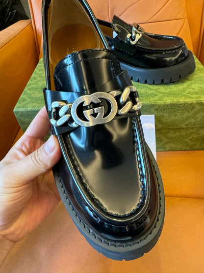 Mocassins de couro Gucci com sola de couro e corrente GG entrelaçada